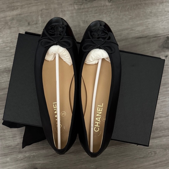 CHANEL Ballet Flats - Lambskin and Patent - Picture 1 of 4